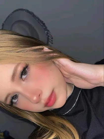 Michi, on video chat at Minichat TV