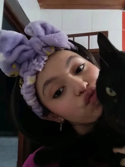 Saris, on video chat at Minichat TV